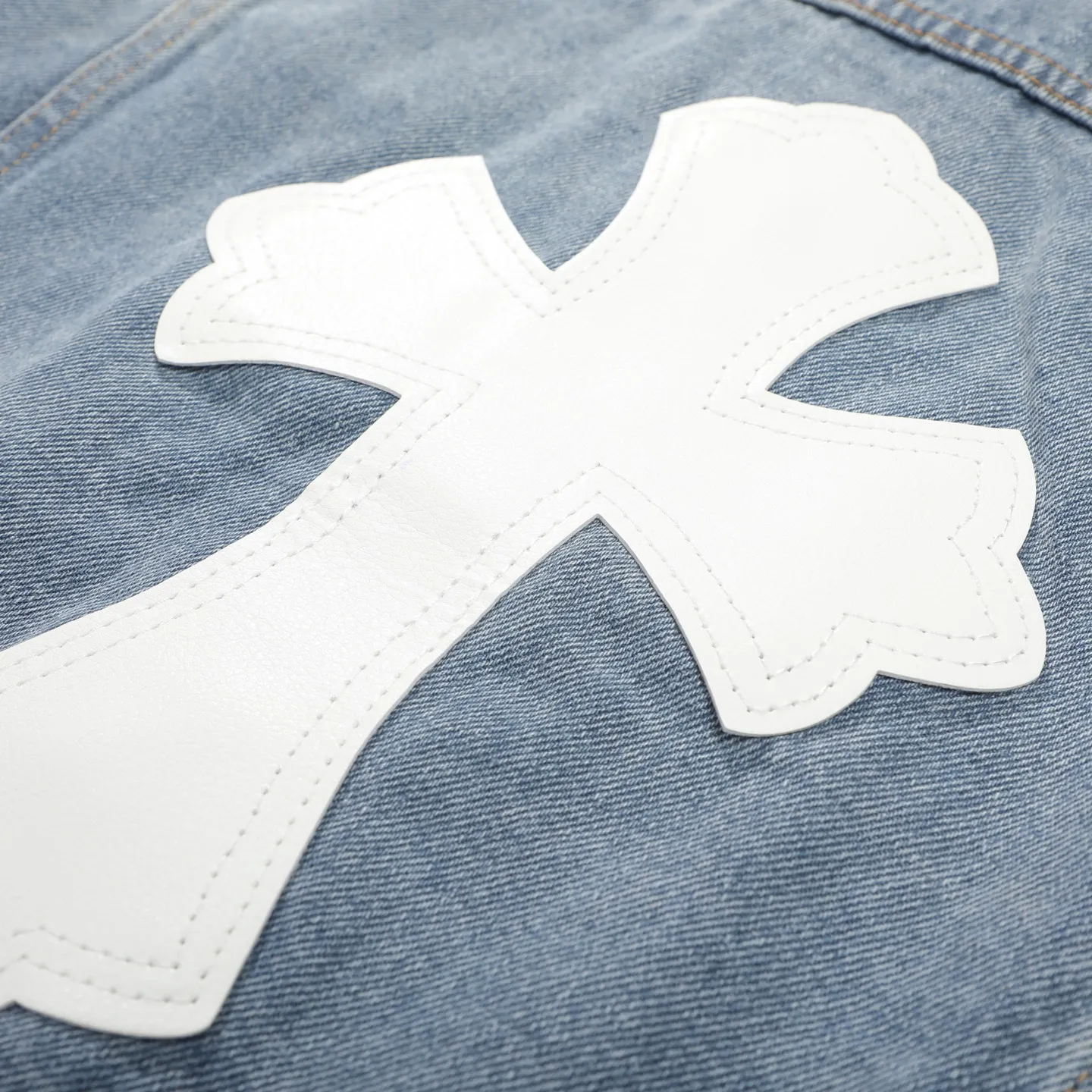 P270 Chrome/Hearts Chrome/Hearts Sanskrit embroidered cross-paved leather denim jacket. The whole piece of clothing is really heavy-duty. It is made of denim denim imported from Japan. It is washed after the finished product. The loss rate is very high. The overall distressed craftsmanship has a stylish upper body. The classic Sanskrit embroidery design on the back. The Behringer embroidery machine is precise and three-dimensional because of the old craftsmanship. From the hardware to the three labels, all molds are re-opened and made to order. 100% restored craftsmanship. Including the silver thread anti-counterfeiting, all are redone this year. All cross leathers are laser aligned. The leather difference is definitely not the same as the super fiber leather on the market. It uses this year’s new sheep leather. The finished embroidery guarantees the overall quality❗️ Color: light blue Size: S M L XL